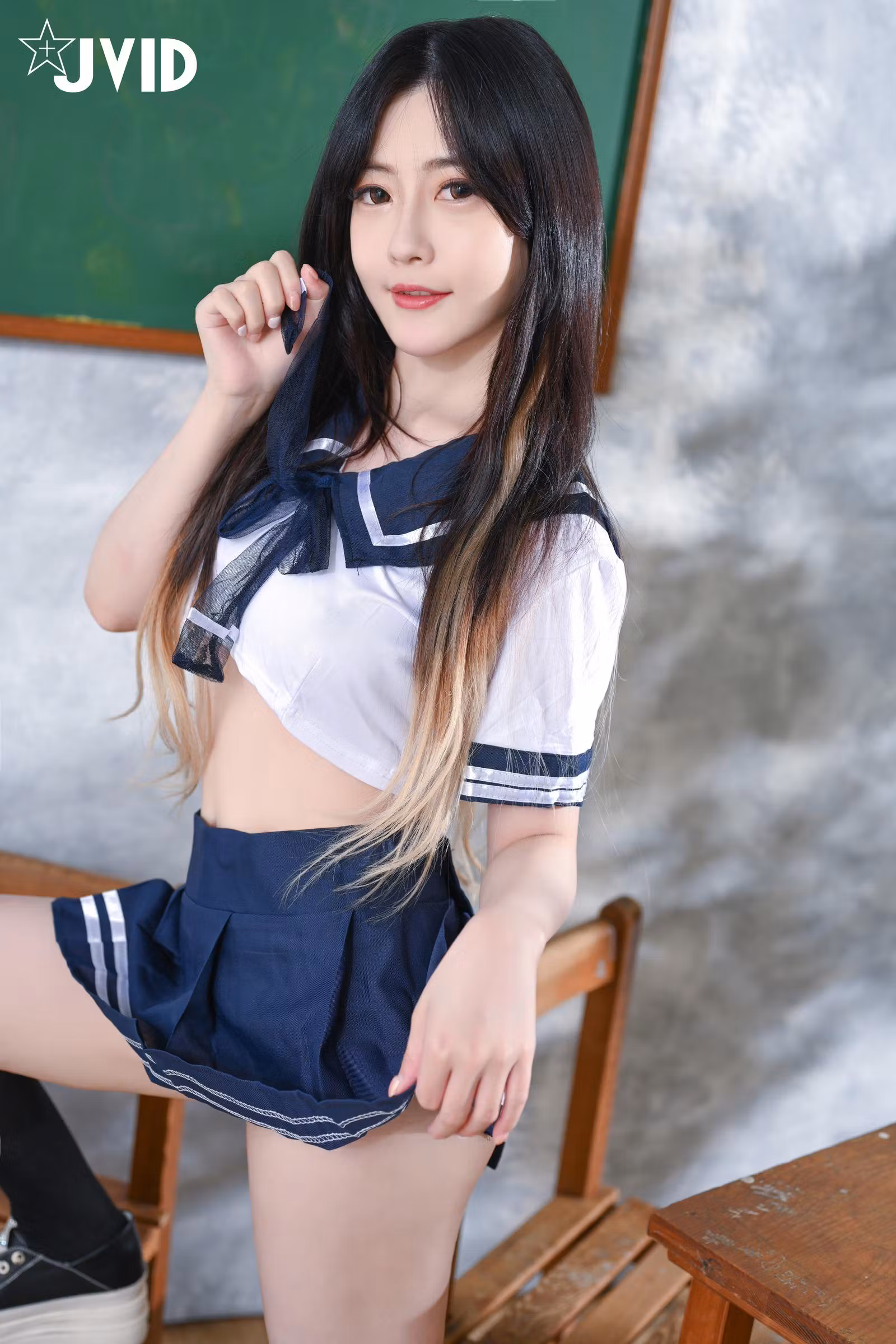 璃奈酱双手拉着水手服衣角展现纤细腰身特写